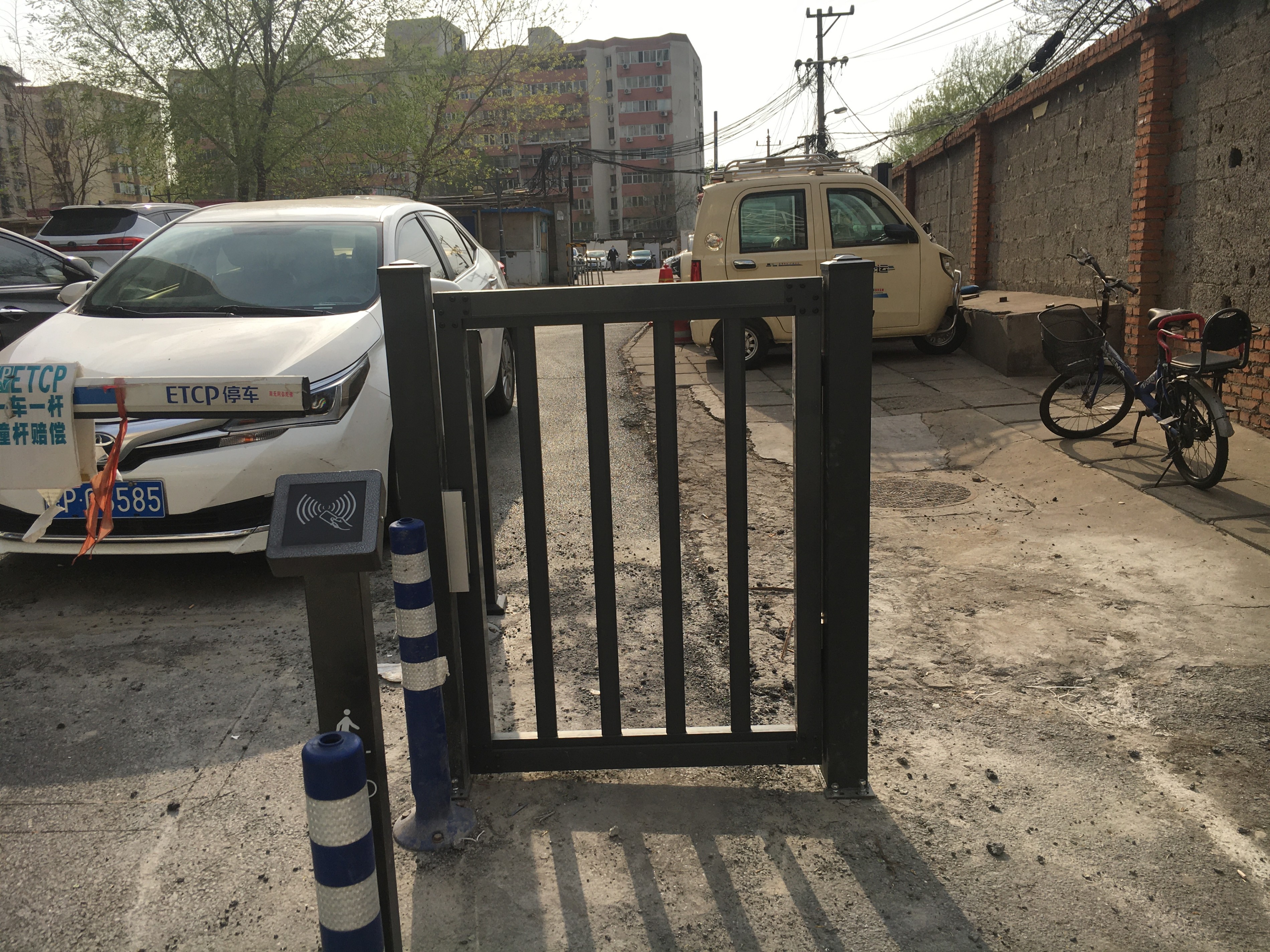 宣祥家園小區(qū)刷卡半自動門門禁安裝完成