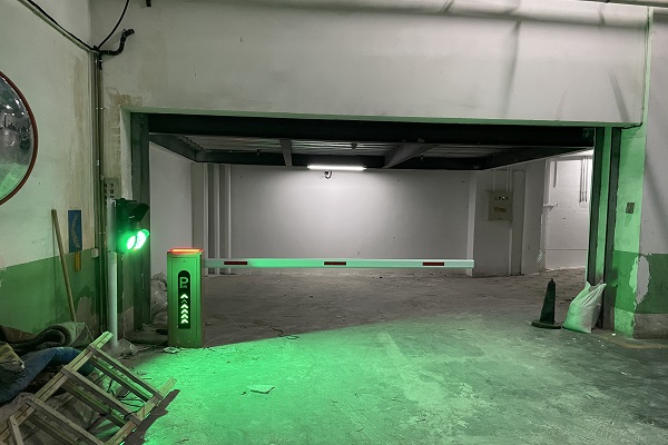 北京洛克時代中心地下單通道紅綠燈道閘系統(tǒng)安裝